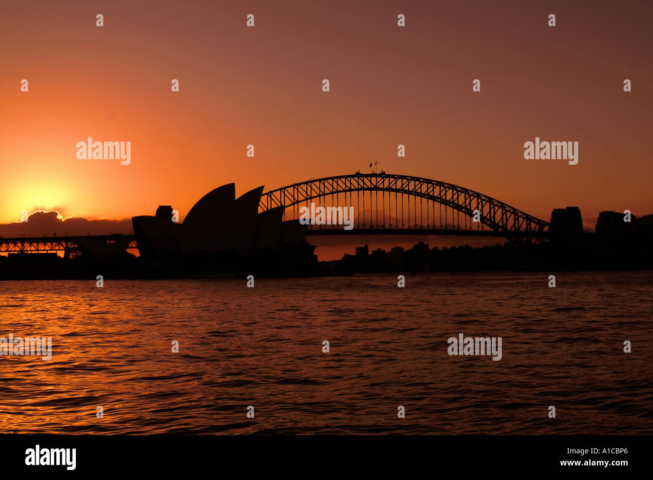 Sunset night photo of Sydney harbour Bridge and Sydney Opera House ...