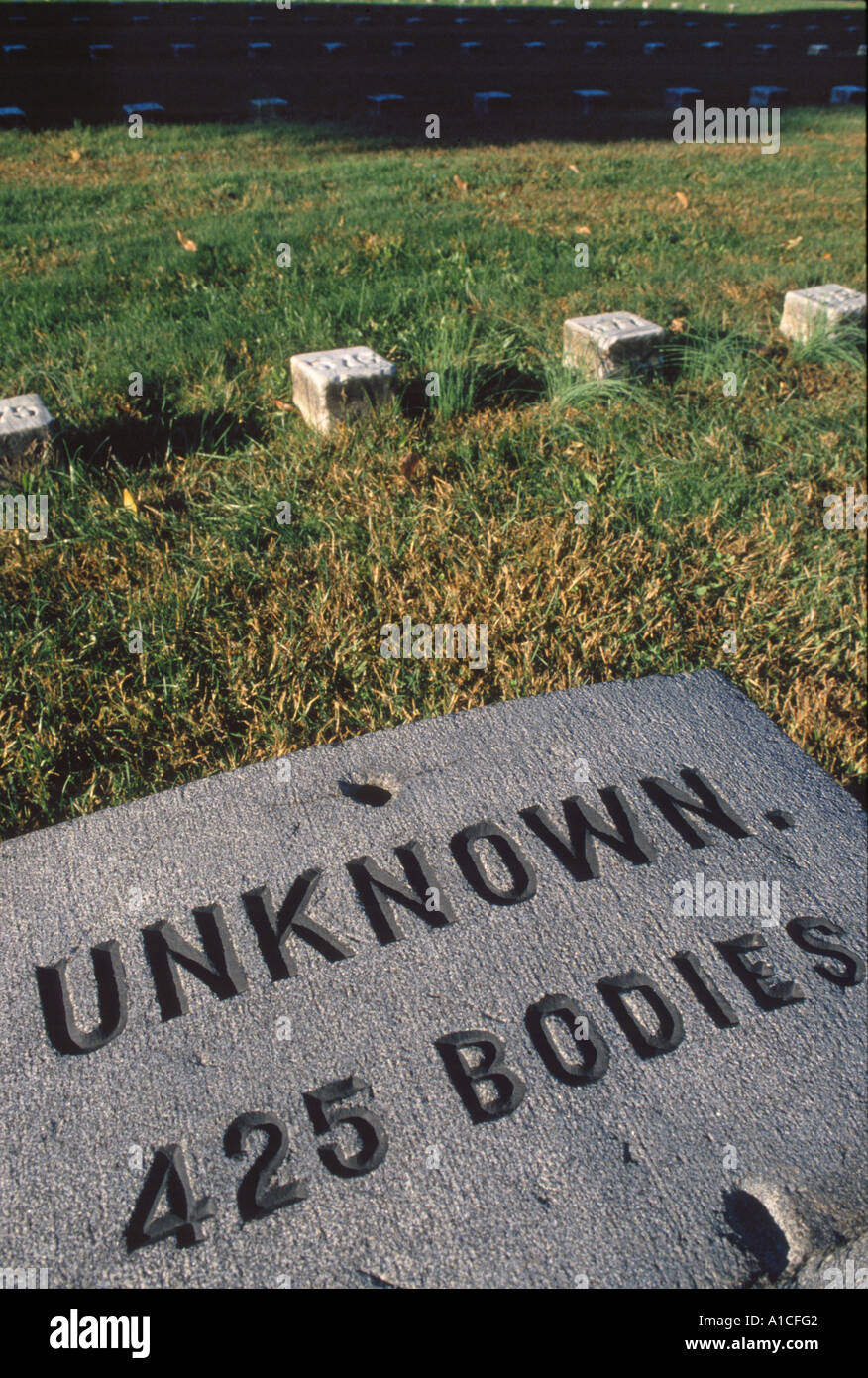 Graves of soldiers killed in the battle of Gettysburg rest in the ...