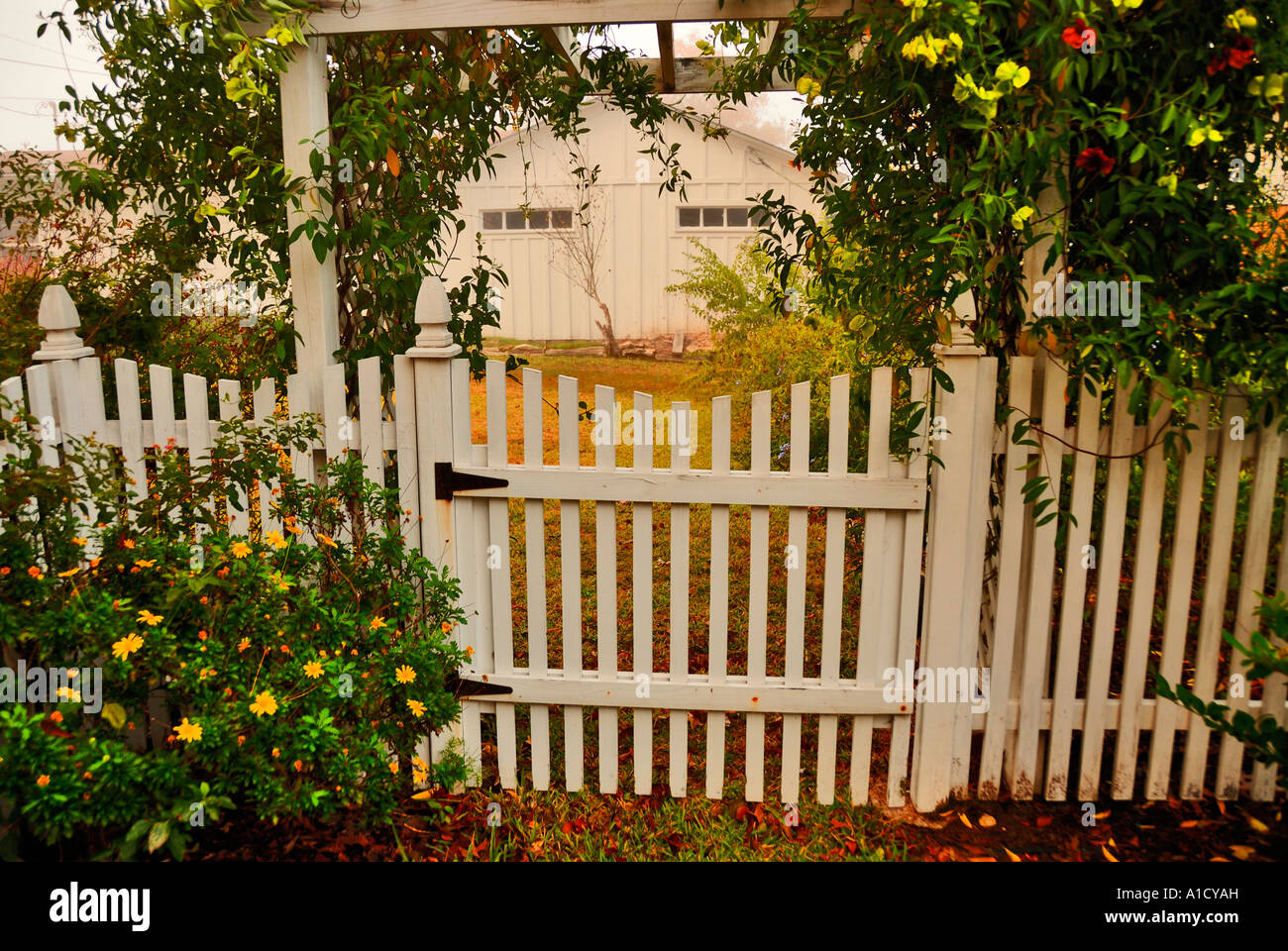 White picket garden gate hi-res stock photography and images - Alamy