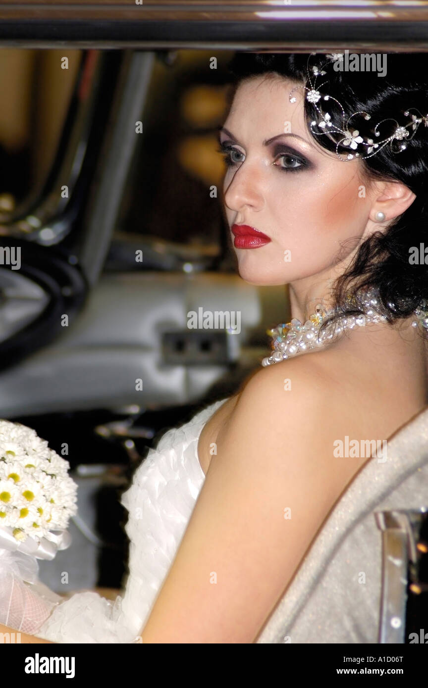 Bride alone vintage hi-res stock photography and images - Alamy