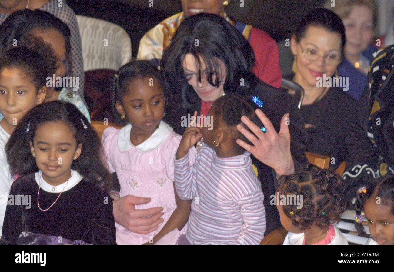 Michael Jackson embraces children onstage who performed for him at the  Ethiopian Embassy in Washington DC Stock Photo - Alamy