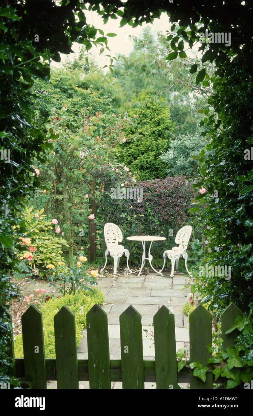 Cast iron patio furniture hires stock photography and images Alamy