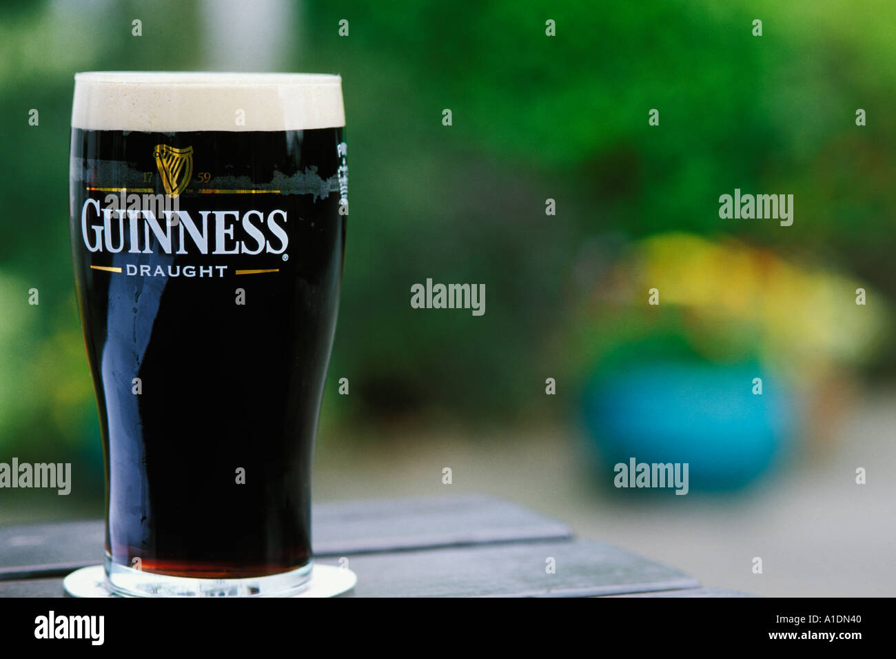 Как пить пиво гиннес. Пиво Гиннес светлое. Гиннесс пиво светлое. Guinness вывеска. Пиво Гиннес безалкогольное.