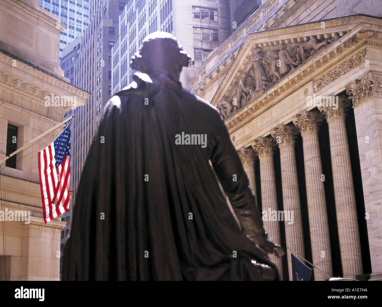 George Washington statue and New York Stock Exchange in Manhattan New ...