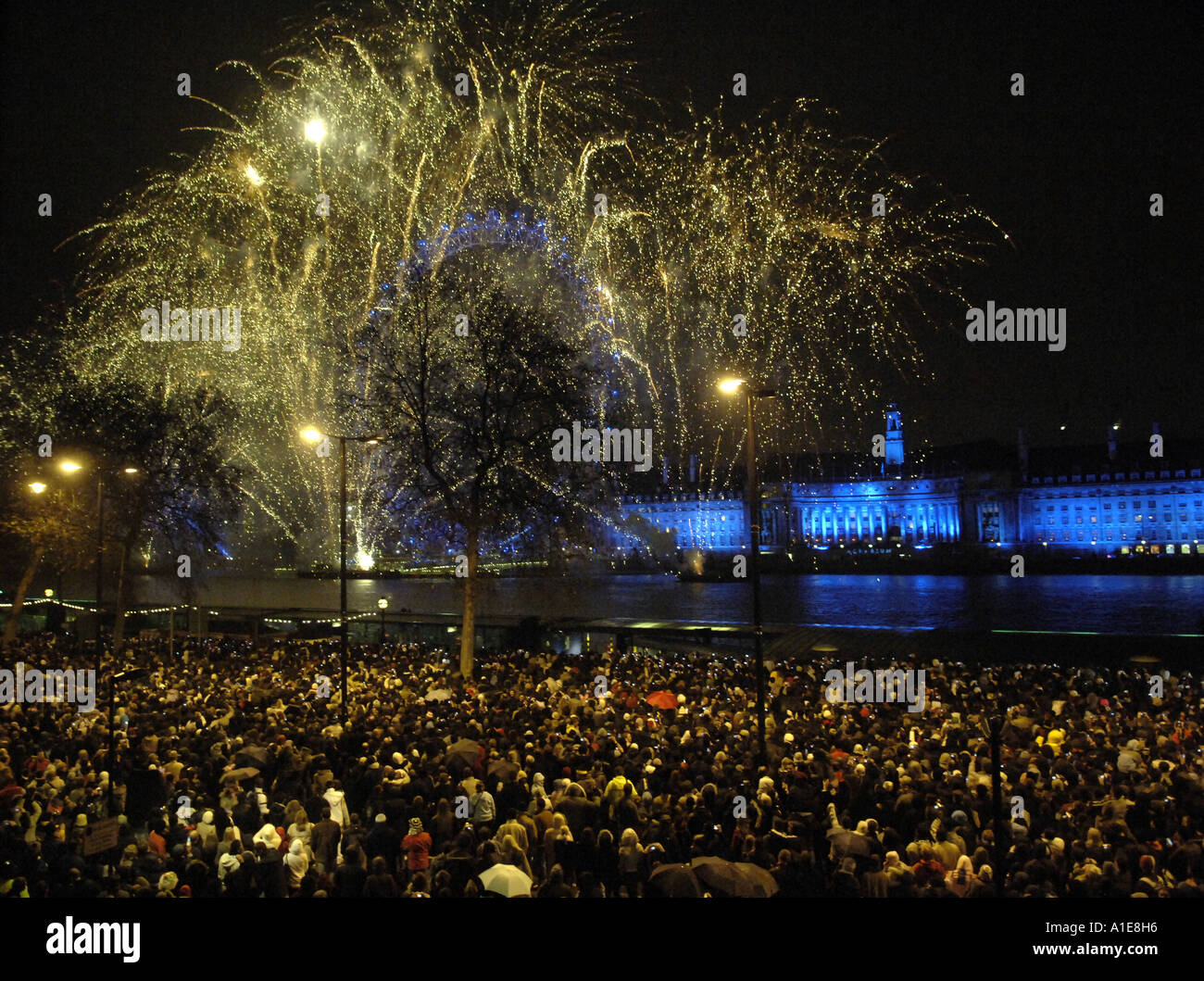 fireworks river thames crowded crowd london horizontal new years eve