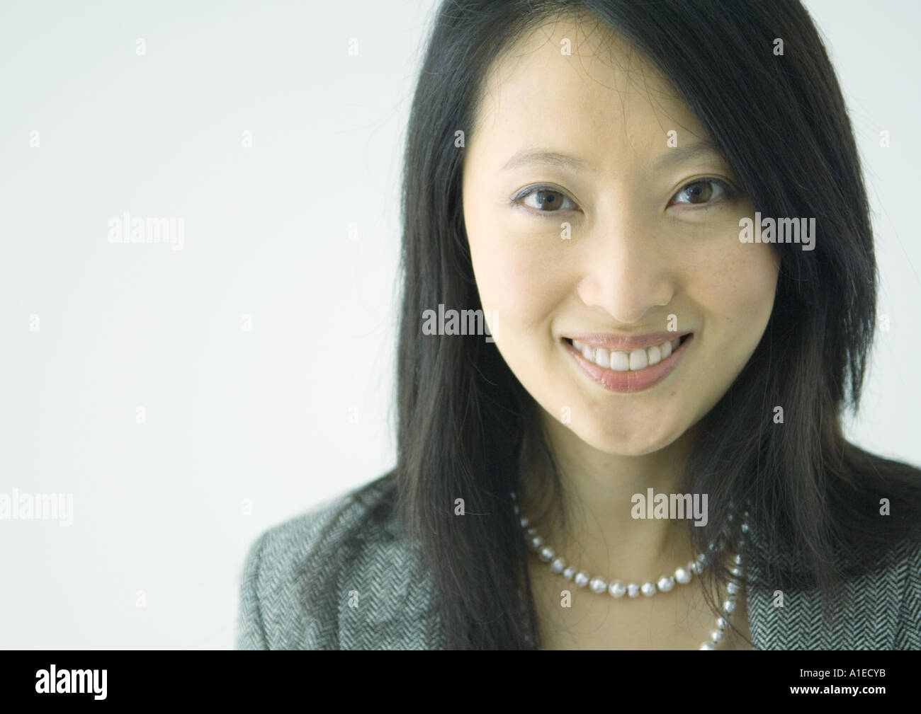 Woman wearing pearl necklace hi-res stock photography and images - Alamy
