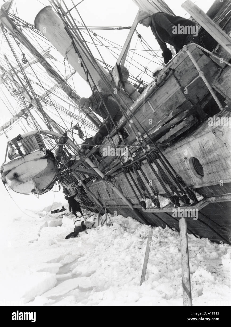 Ernest Shackleton leaning over the side of the Endurance Imperial Trans Antarctic Expedition Stock Photo