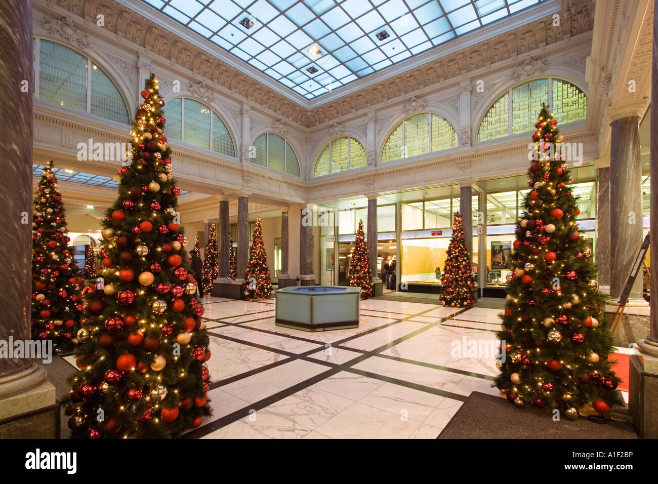 Zurich Bank Credit Suisse interieur christmas tree Zuerich Credit suisse Lichthof Stock Photo