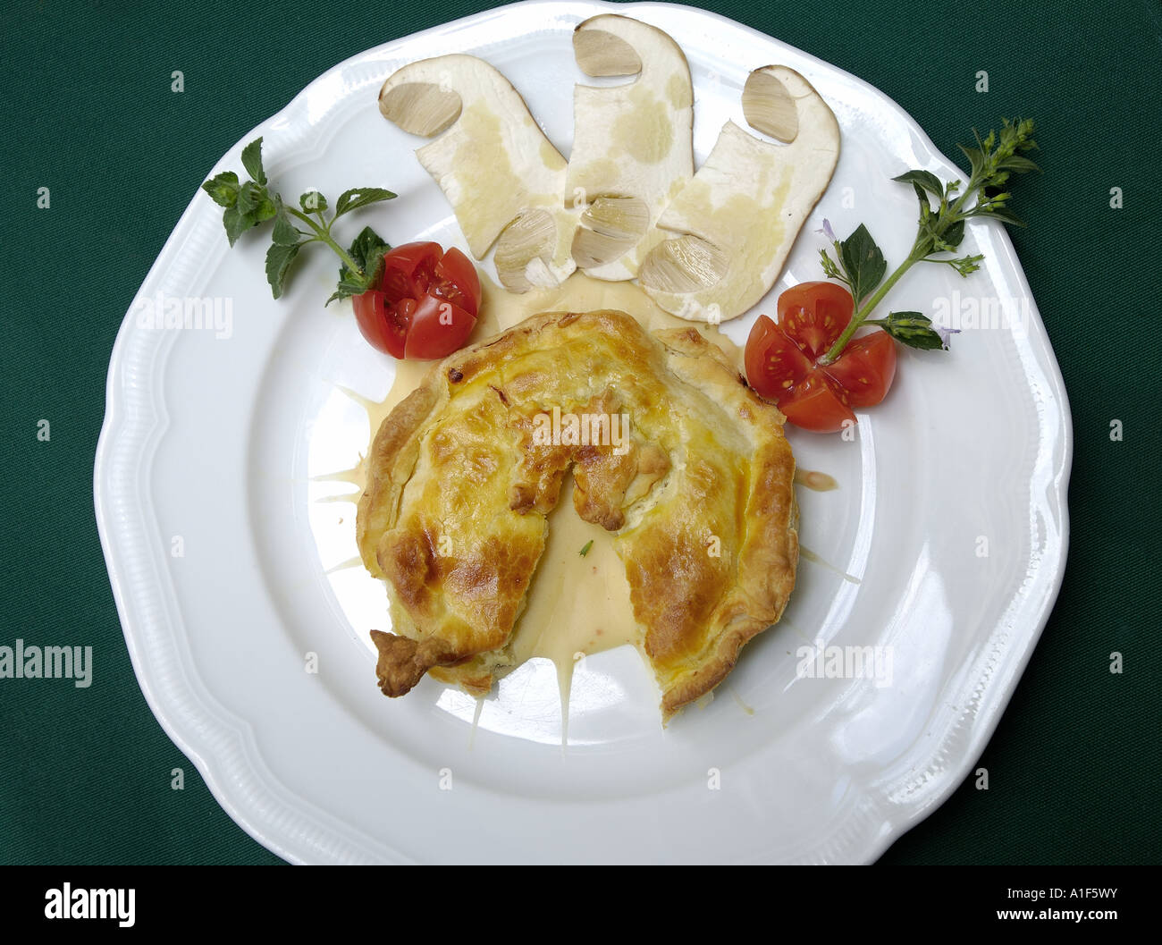 Tortino di fungi porcini in crosta su vellutata di ceci alla Lucca