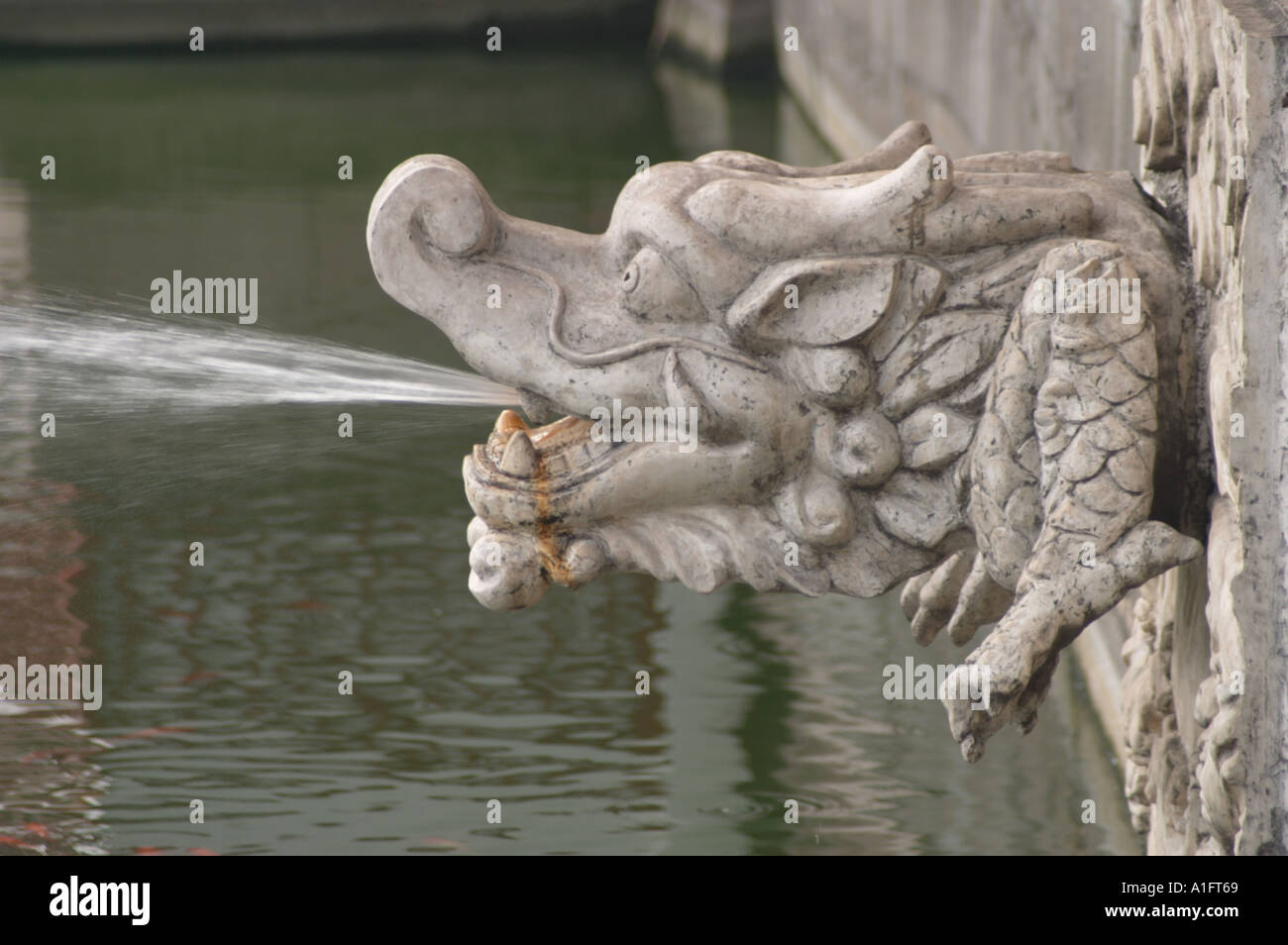 Chinese stone dragon fountain hi-res stock photography and images - Alamy