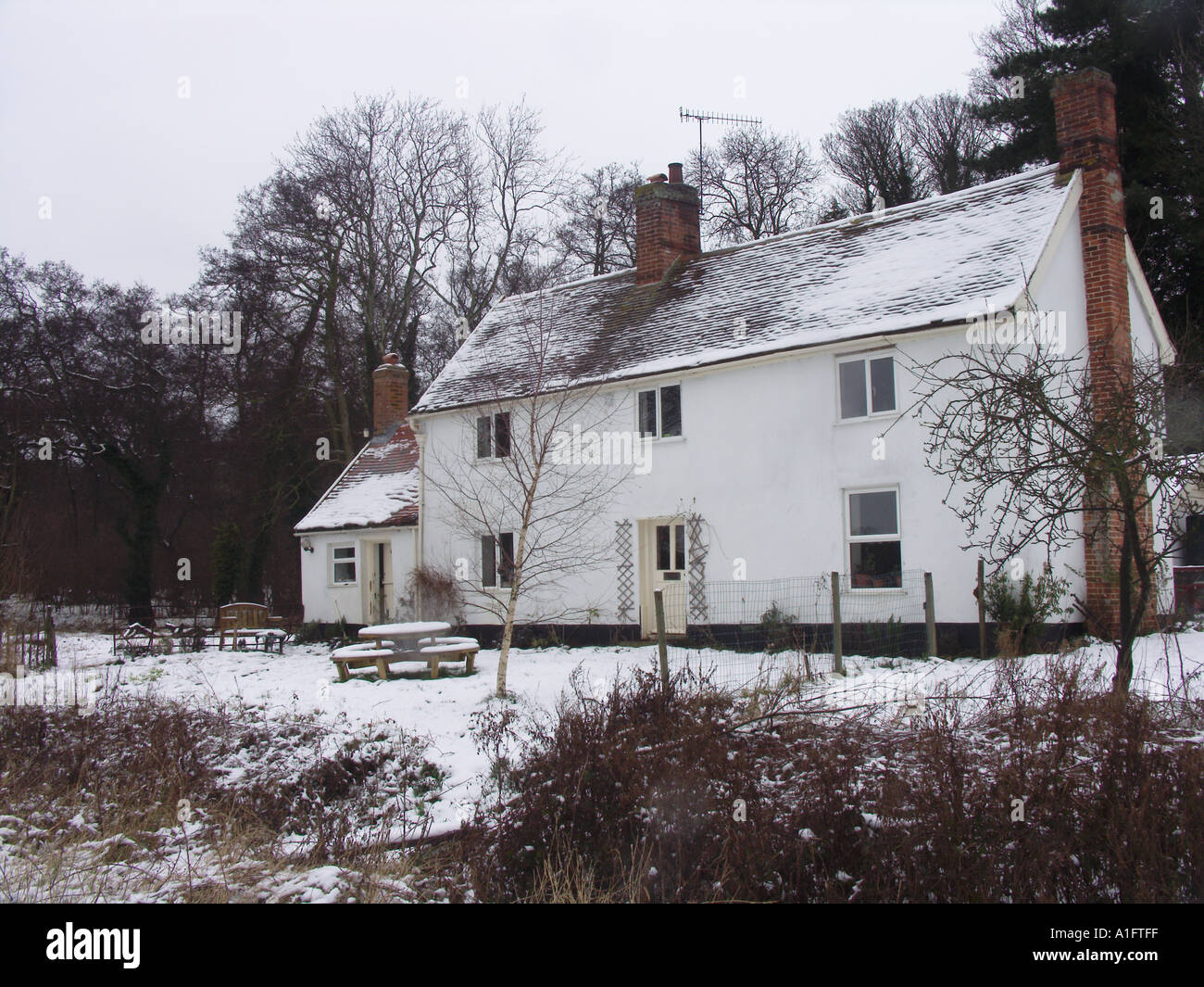 White cottage hi-res stock photography and images - Alamy