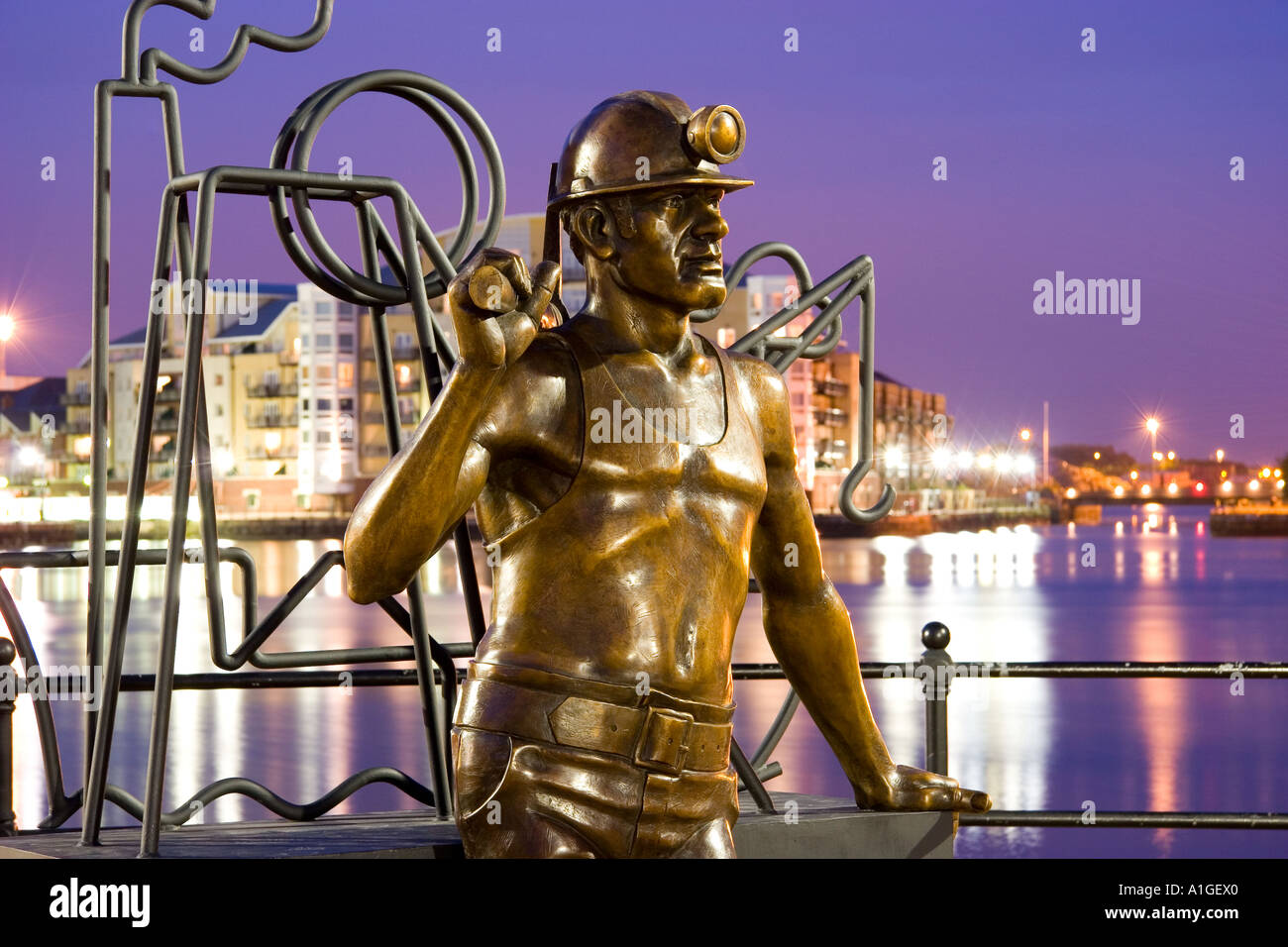 Cardiff bay statues hires stock photography and images Alamy