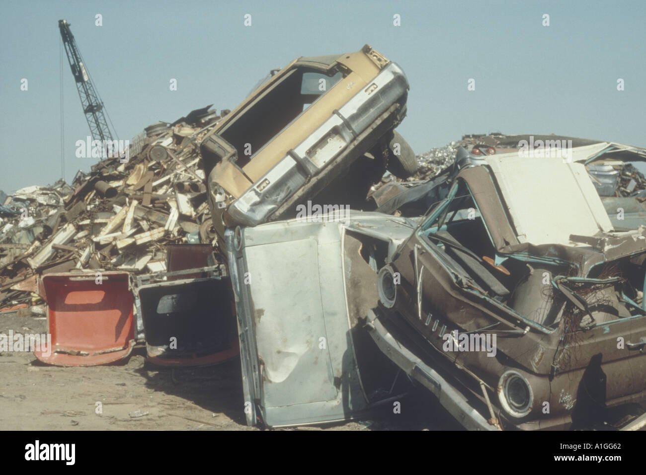 Car junkyard crane hi-res stock photography and images - Alamy