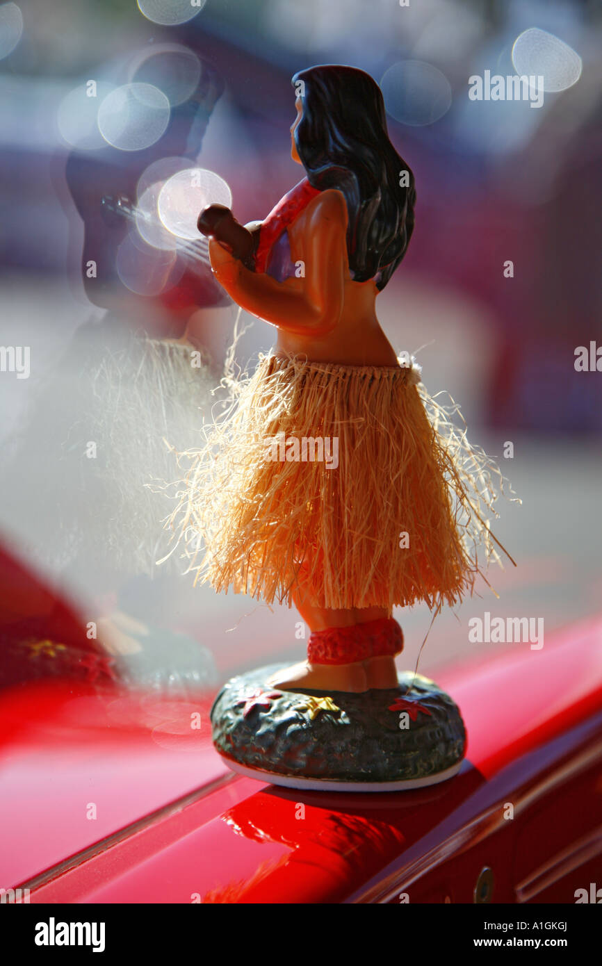 Fuzzy-Dices auf einem Rückspiegel mit einer Hula-Mädchen-Figur auf dem  Armaturenbrett eines Autos aufgehängt Stockfotografie - Alamy