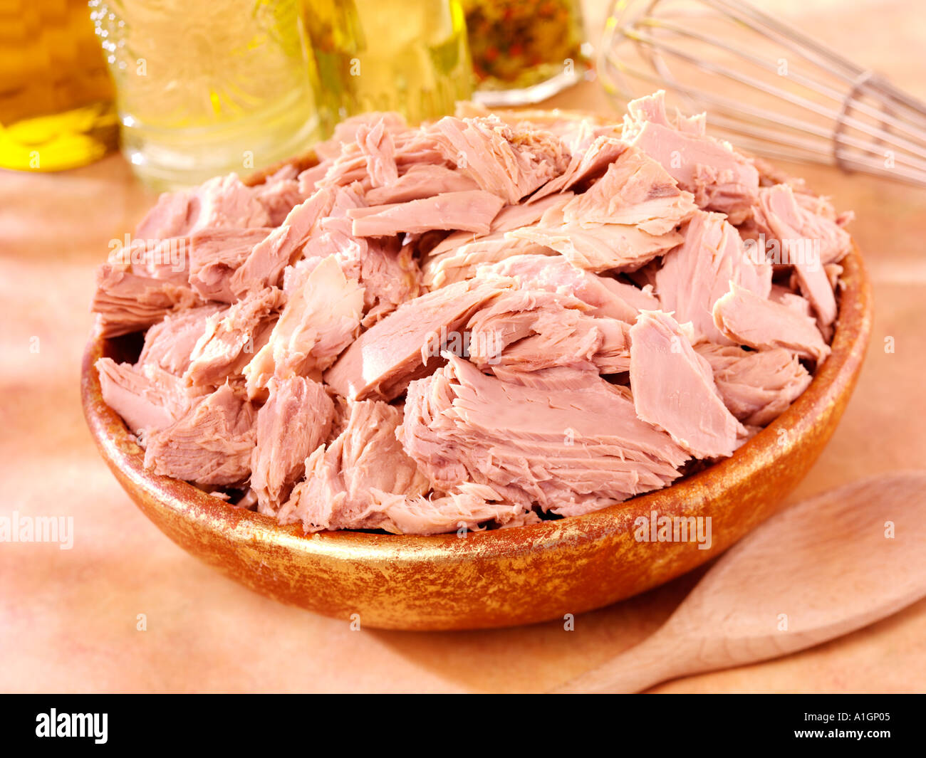 Tinned tuna flakes bowl hires stock photography and images Alamy