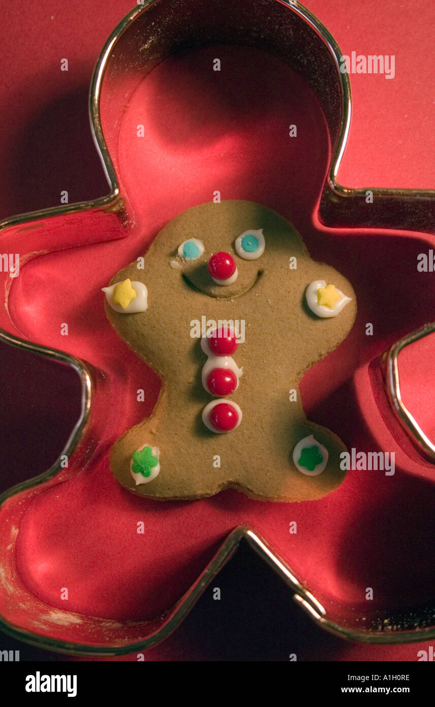 Smiling gingerbread cookie man hi-res stock photography and images - Alamy