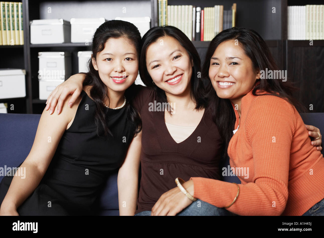 Young women friends holding hi-res stock photography and images - Alamy