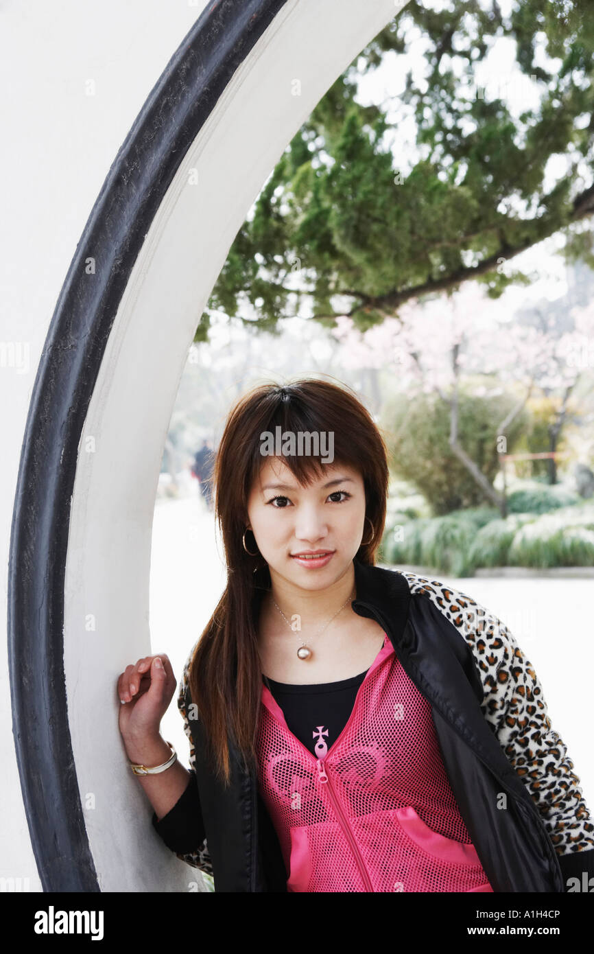 Portrait of a young woman smiling Stock Photo - Alamy