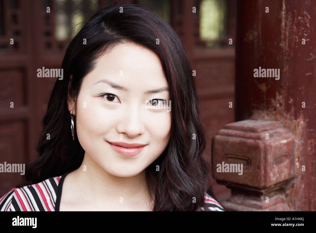 Portrait of a young woman smiling Stock Photo - Alamy