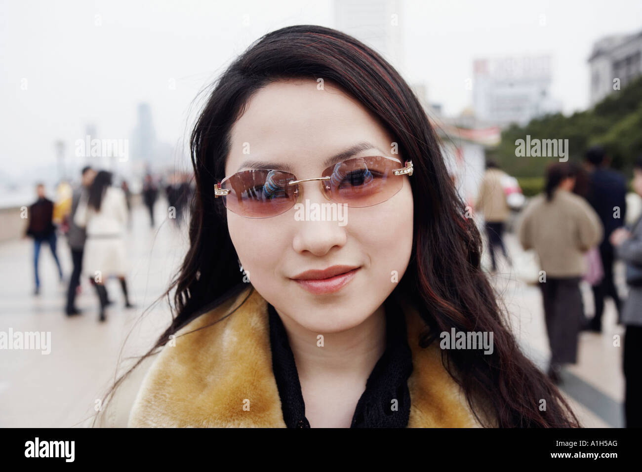 Portrait of a young woman smiling Stock Photo - Alamy