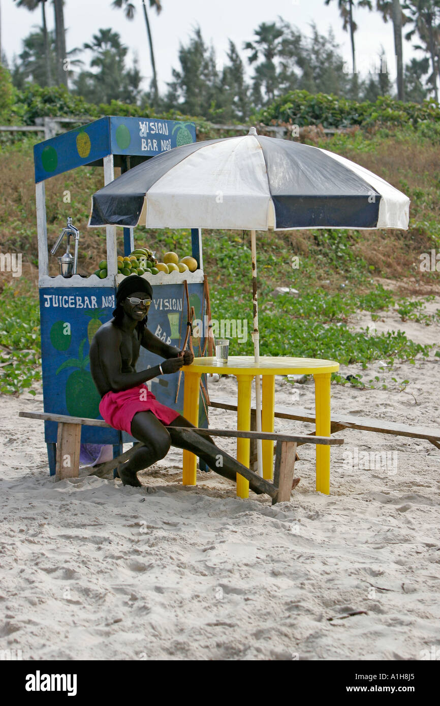 single-umbrella-and-table-at-juice-bar-fajara-beach-the-gambia-A1H8J5.jpg