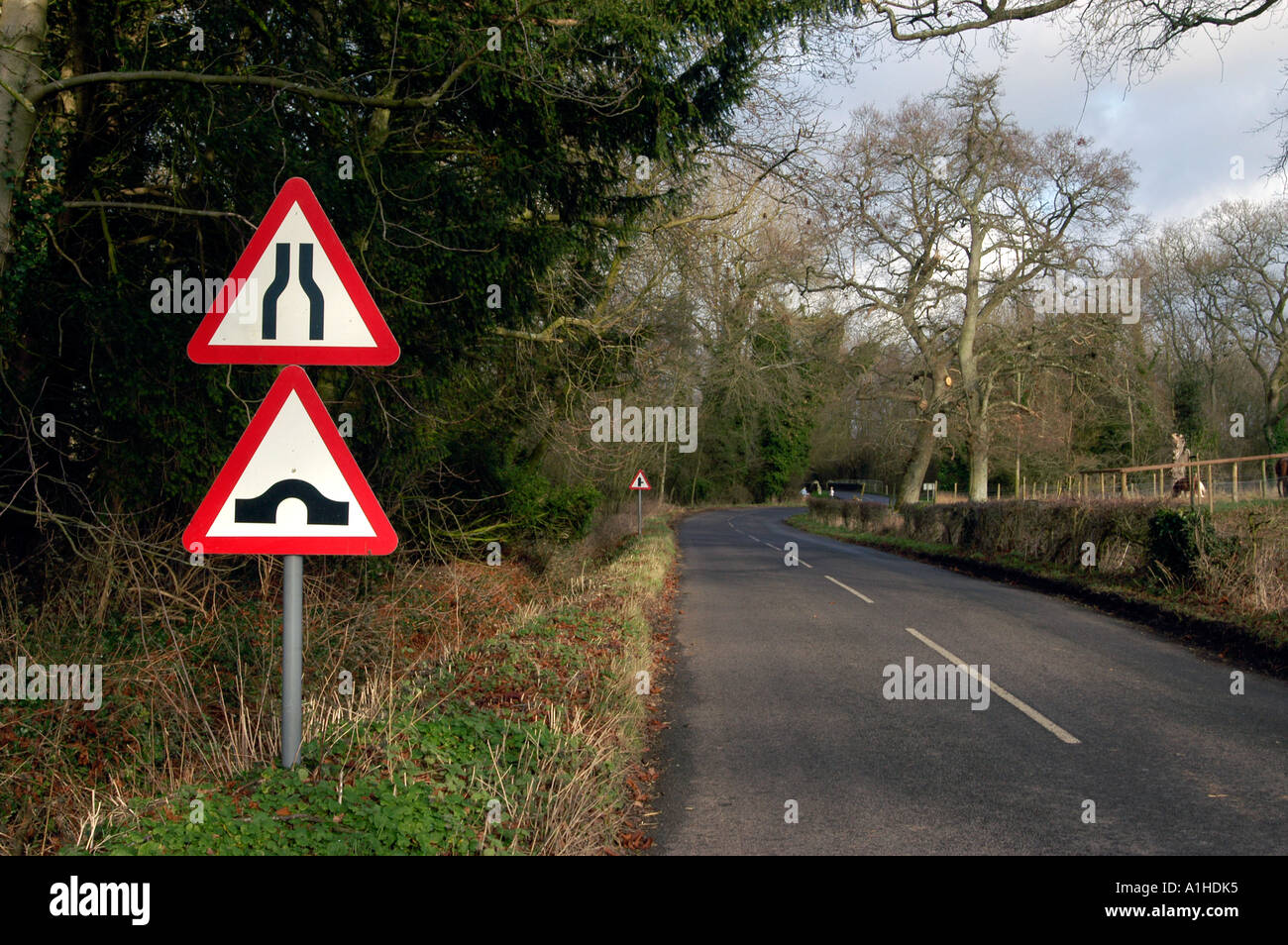 Hump bridge uk road sign hi-res stock photography and images - Alamy