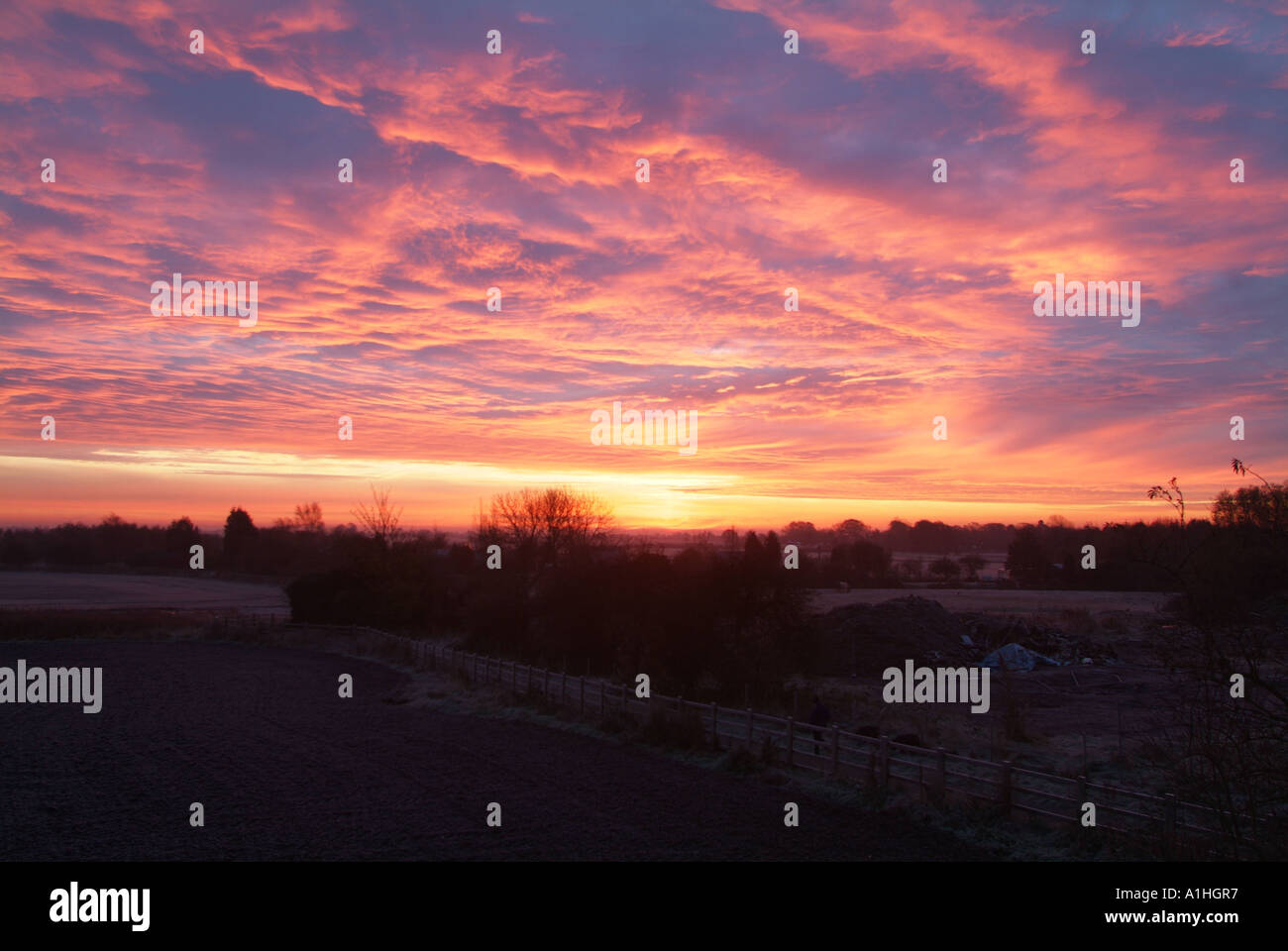 Pink mauve purple dawn sky hi-res stock photography and images - Alamy