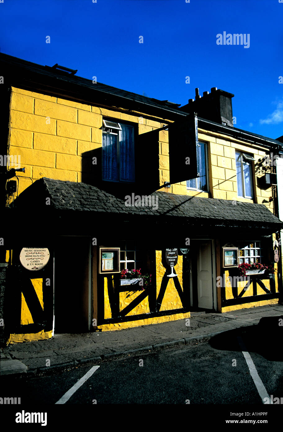 brightly painted pub/bar on irelands famous ring of kerry Stock Photo