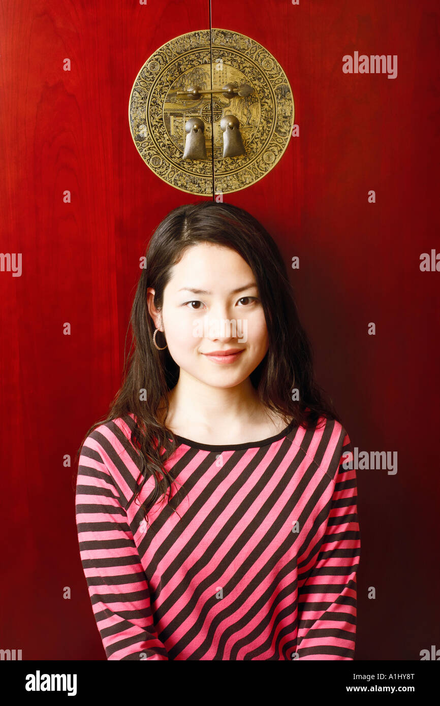 Portrait of a young woman smiling Stock Photo - Alamy
