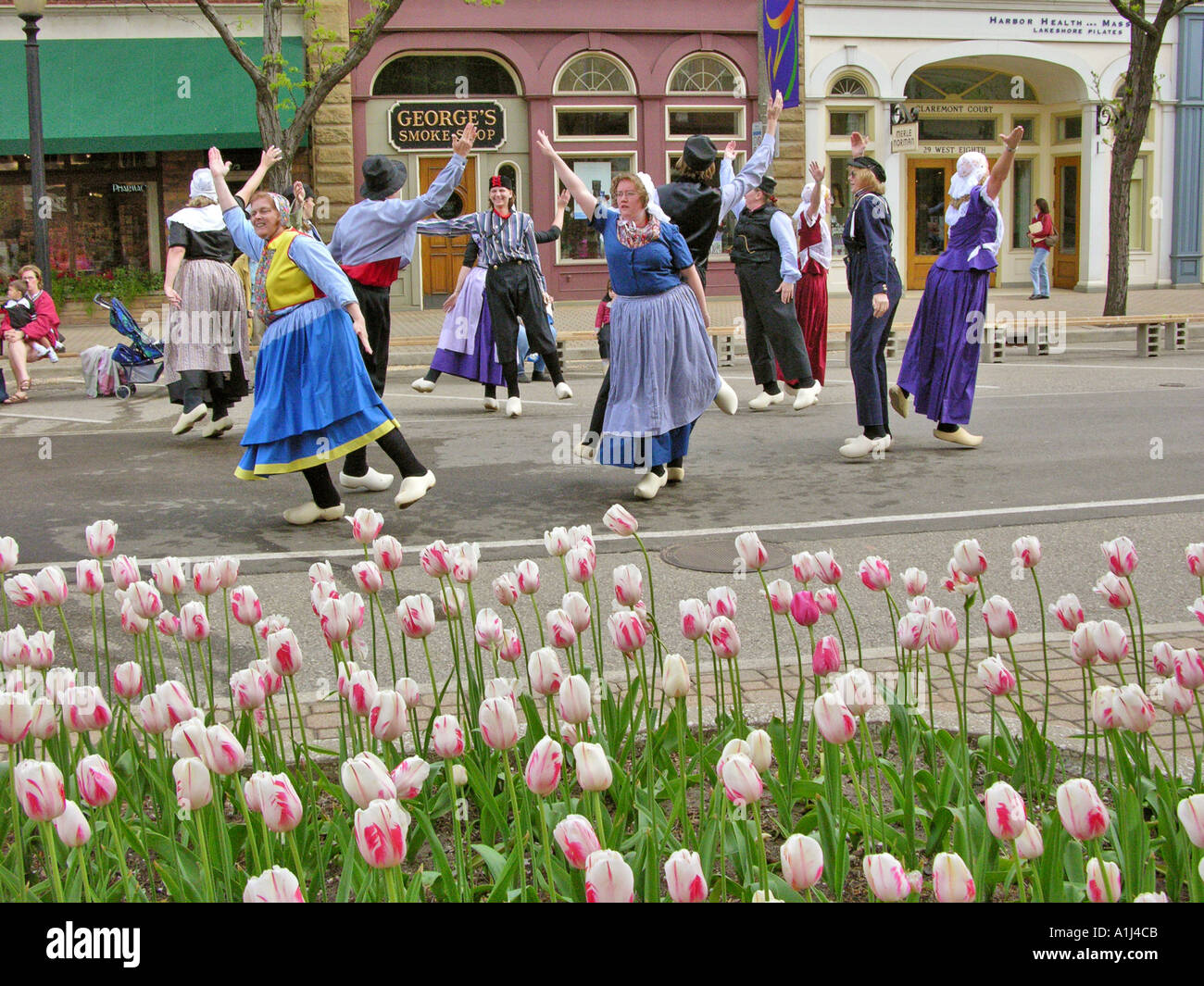 Holland Michigan Tulip Festival Klompen Dancers in the streets downtown Holland Stock - Alamy