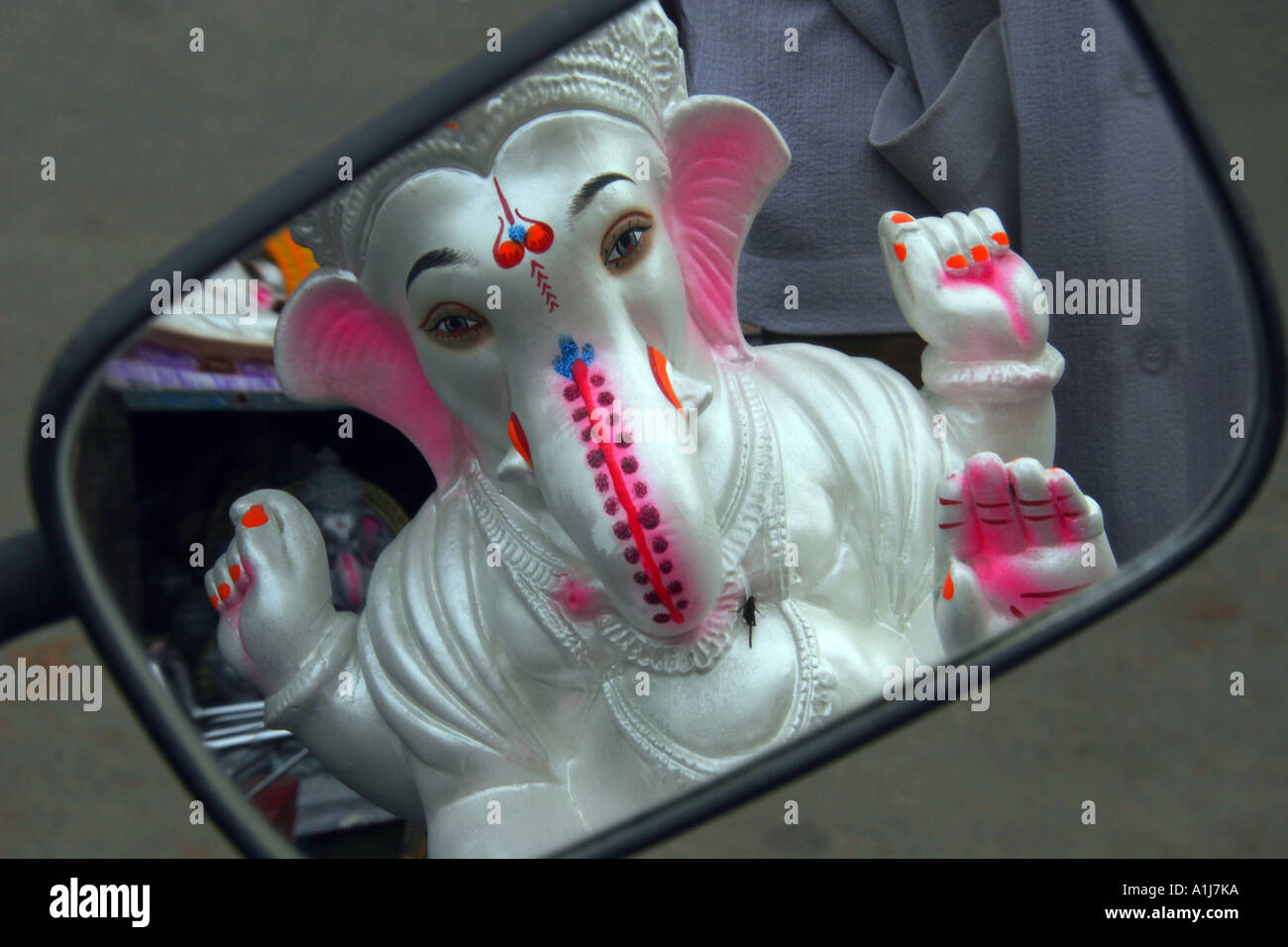 SSK76324 Mirror image of God who removes obstacles Lord Ganesh Stock Photo