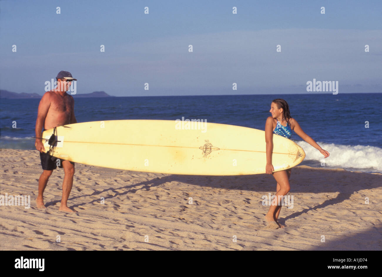 I fare procent bomuld Mexico Baja California father daughter carrying tandem longboard Stock  Photo - Alamy
