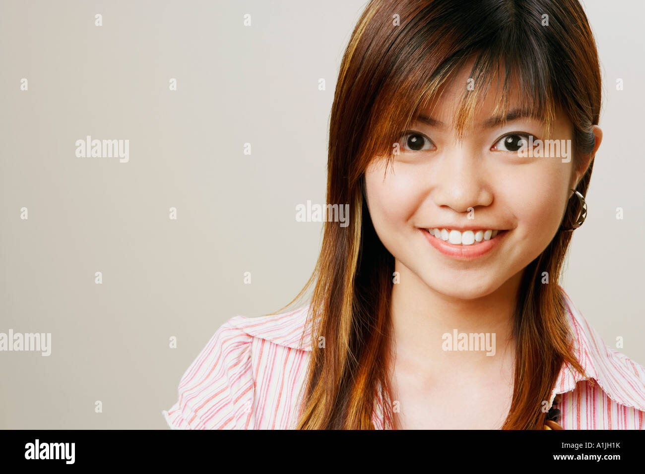 Portrait of a young woman smiling Stock Photo - Alamy