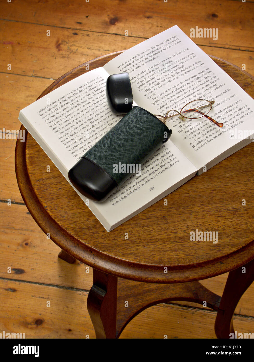 Book with glasses hi-res stock photography and images - Alamy