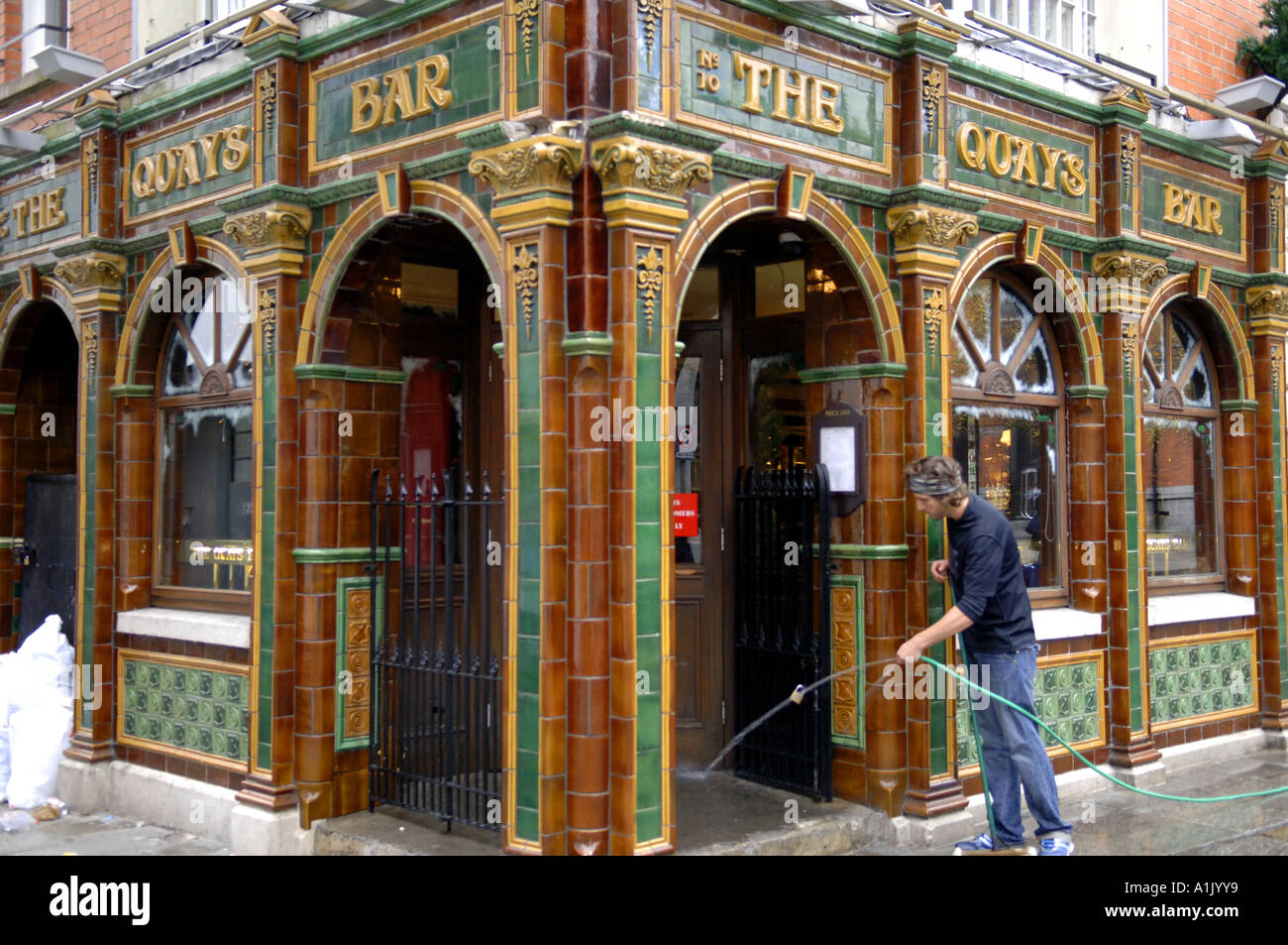 temple bar dublin eire ireland irish travel tourism quays bar pub