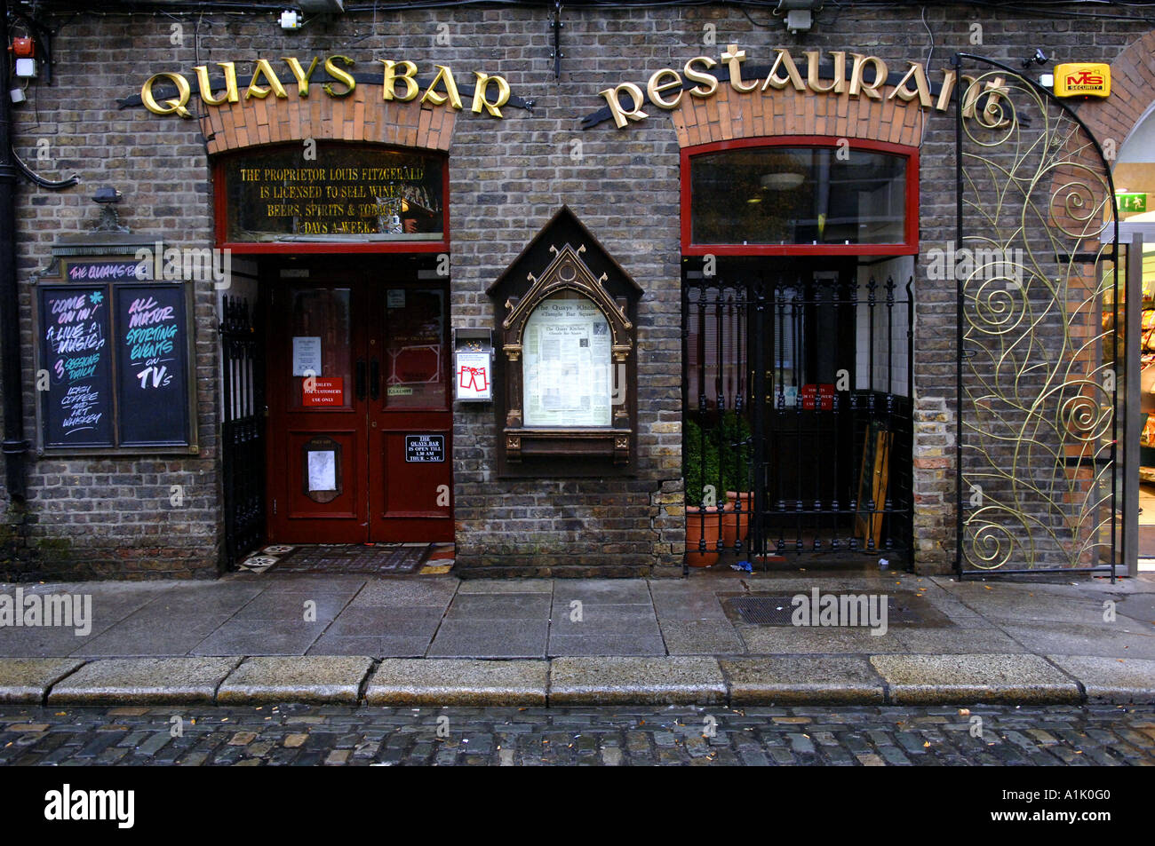 temple bar dublin eire ireland irish travel tourism quays bar pub