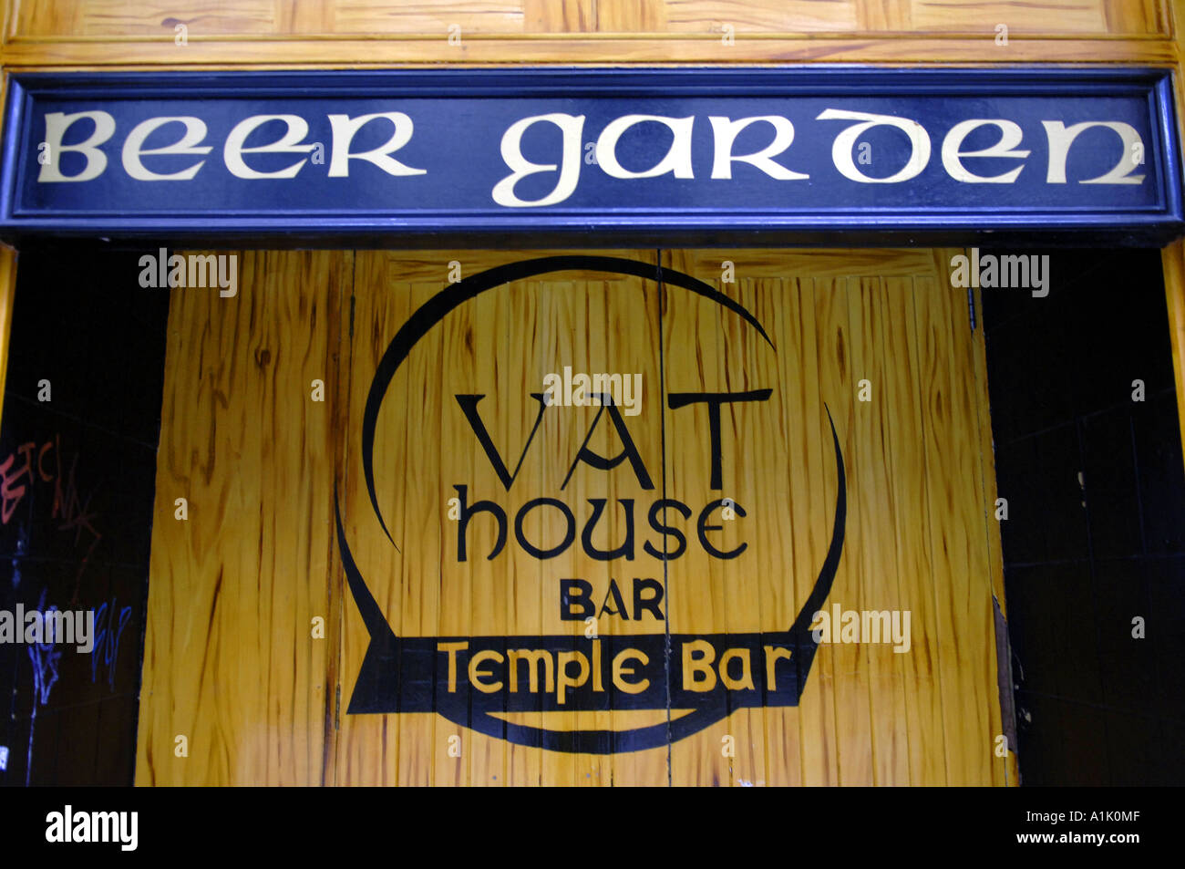 beer garden sign vat house bar temple bar dublin pubs public houses