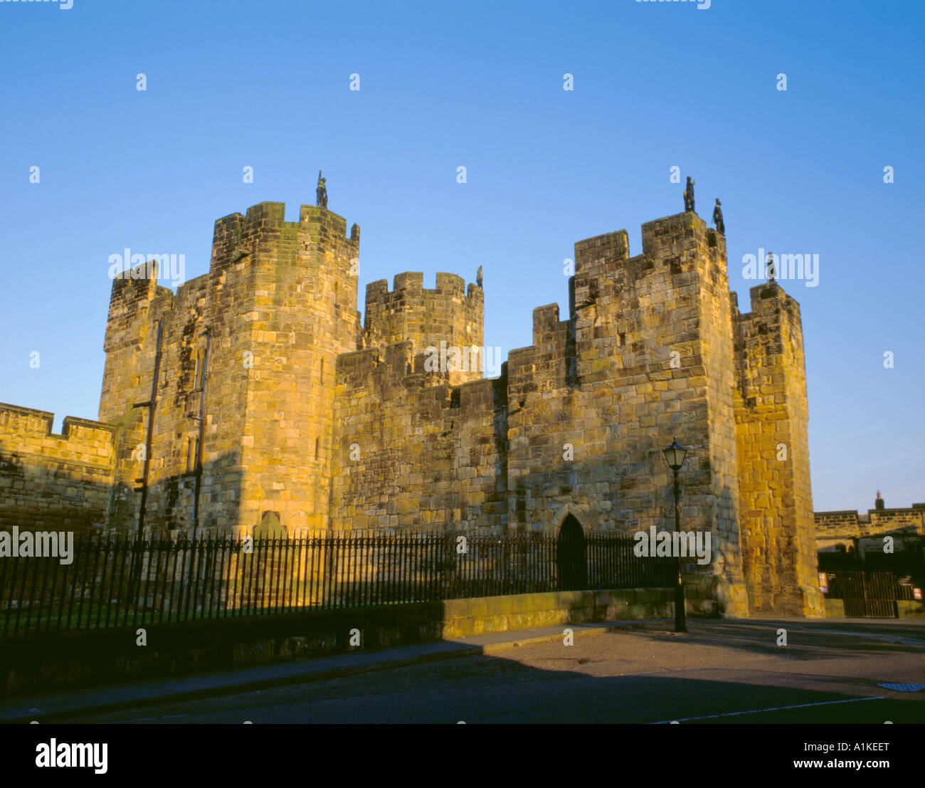 Gatehouse to Alnwick Castle, Alnwick, Northumberland, England, UK Stock Photo Alamy
