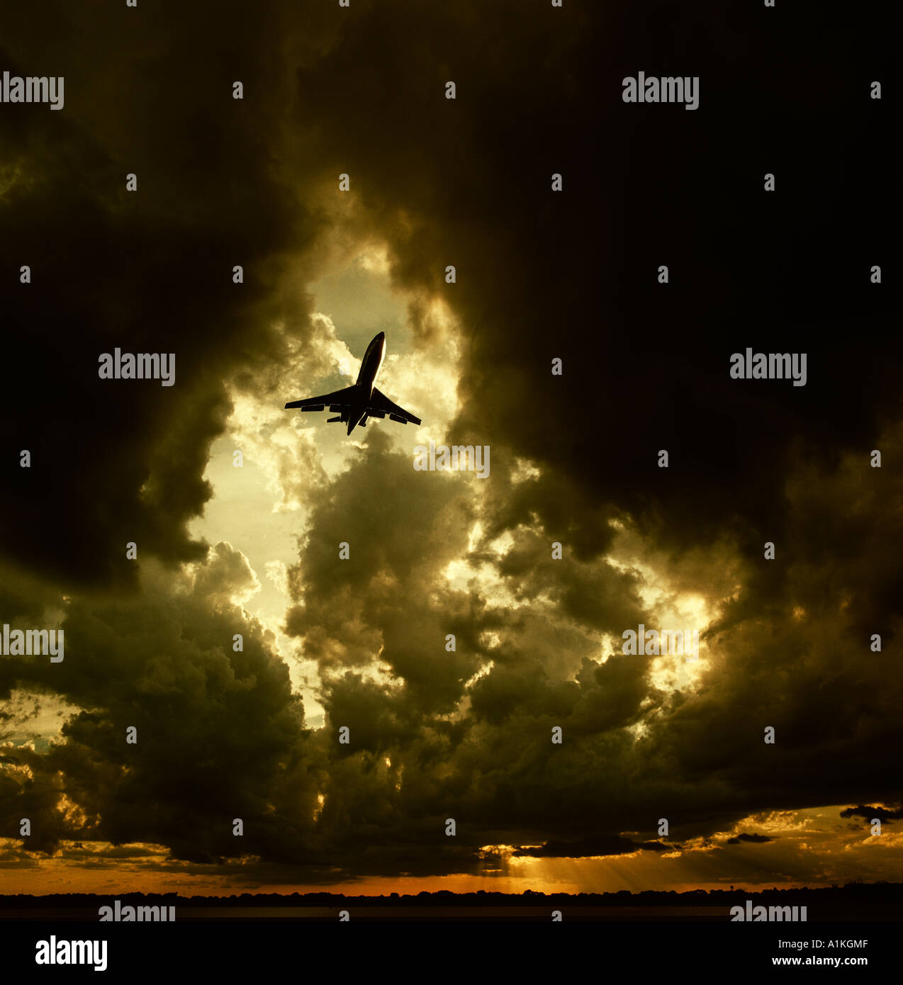 Commercial jet airliner landing on hi-res stock photography and images ...