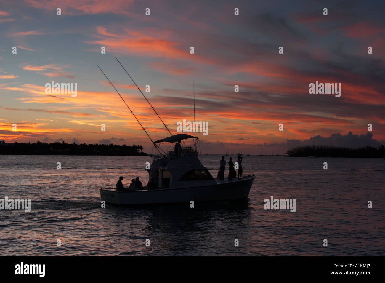 https://c8.alamy.com/comp/A1KMJ7/a-fishing-boat-in-silhouette-against-a-dramatic-sunset-on-the-ocean-A1KMJ7.jpg