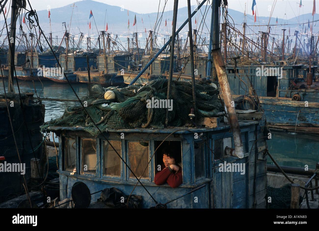 Fisherman on fishing boats in Shandong China Stock Photo