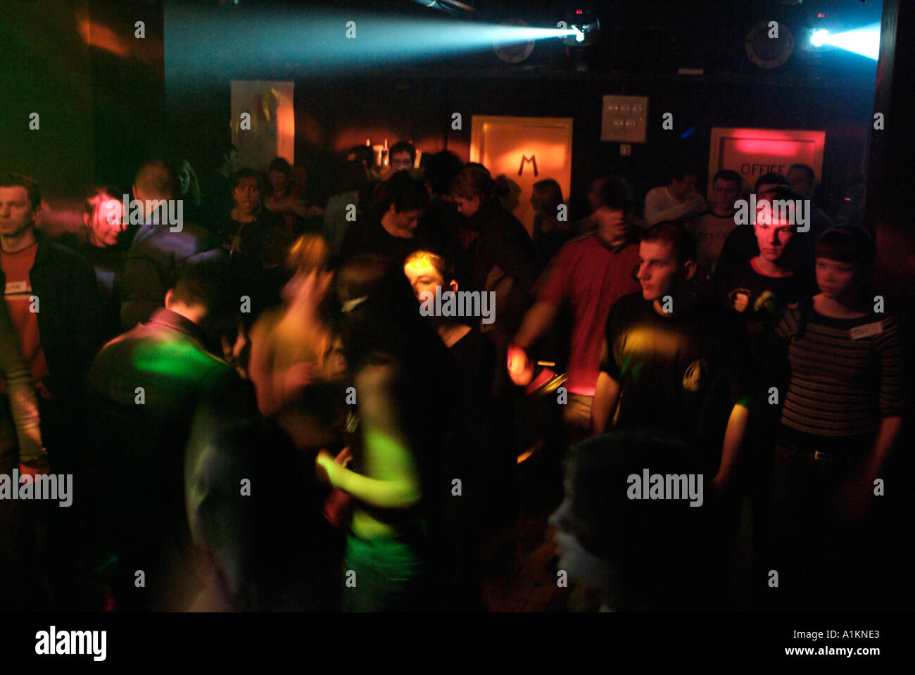 Packed dance floor hires stock photography and images Alamy