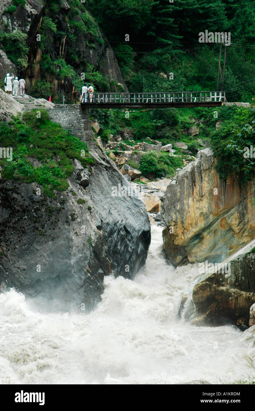 India Kasol Kullu District Himachal Pradesh Northern India A bridge over a river of gushing water Stock Photo