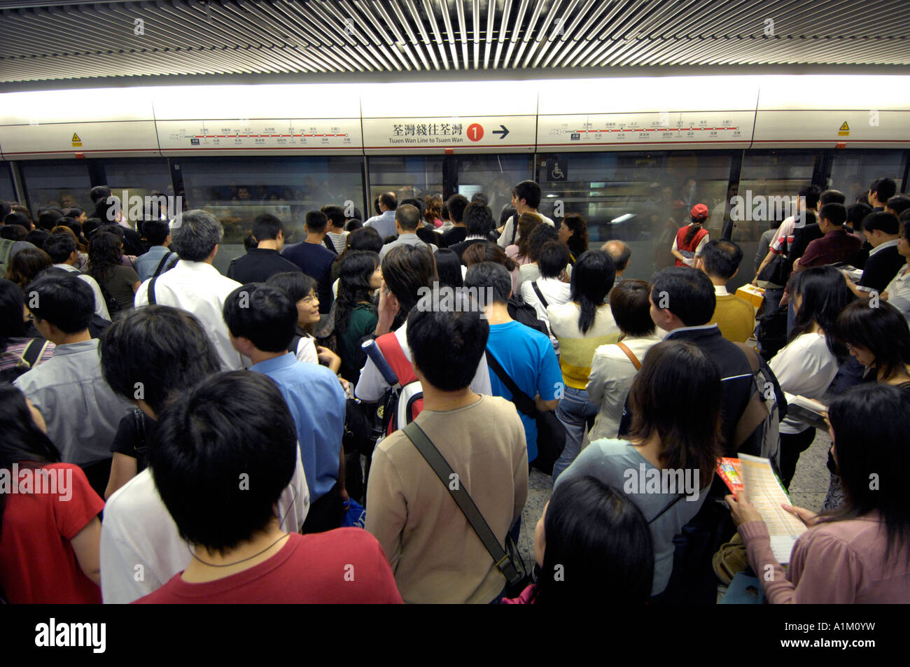 People lining up for the subway at rush hour at the Admiralty MTR Interchange, Hong Kong, China Stock Photo