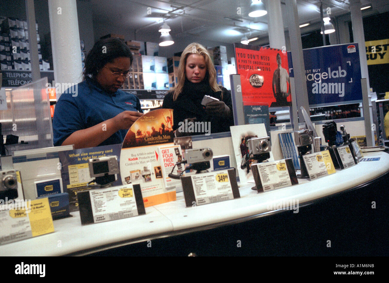 Electronics store camera sales hires stock photography and images Alamy