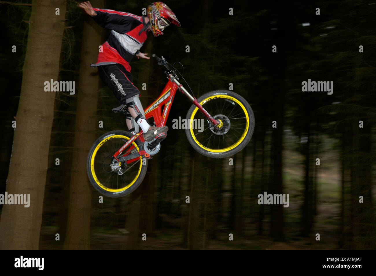 downhill mountain bike racing