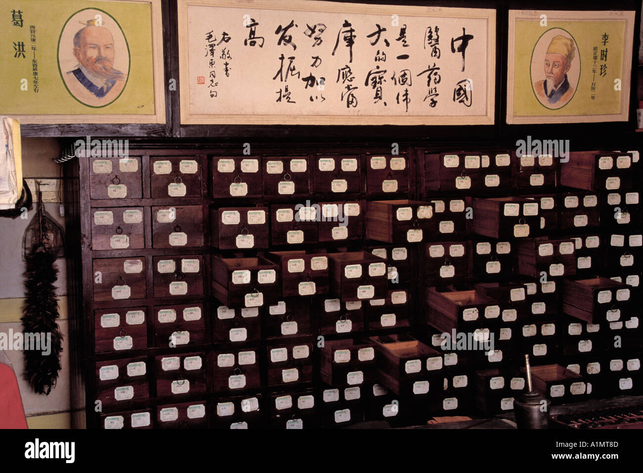 Chinese medicine herbs cabinet hi-res stock photography and images - Alamy