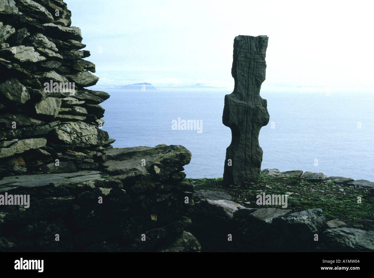 ANCIENT CROSS IN SKELLIG MICHAEL HUGELY IMPORTANT  HISTORIC MONASTERY off CO KERRY  COAST IRELAND Stock Photo