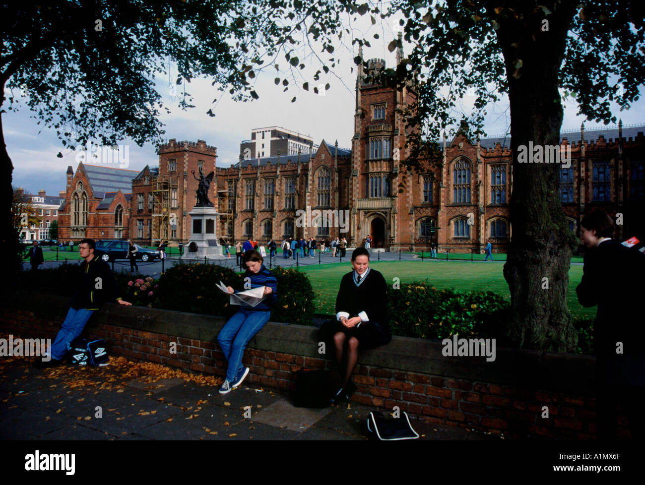 BELFAST QUEENS UNIVERSITY STUDENTS Stock Photo