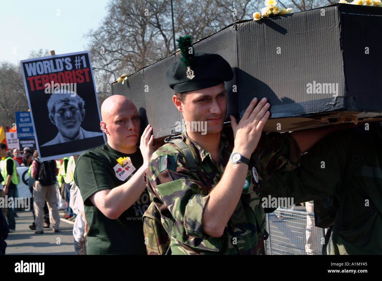 BRITISH SOLDIER IN ANTI WAR DEMO 19 MARCH 2005 Stock Photo - Alamy